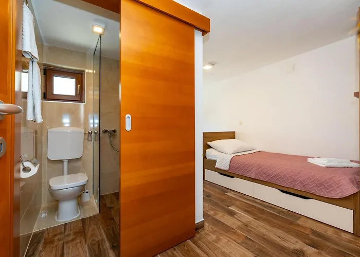 3 Bedroom Gorgeous In דירה *