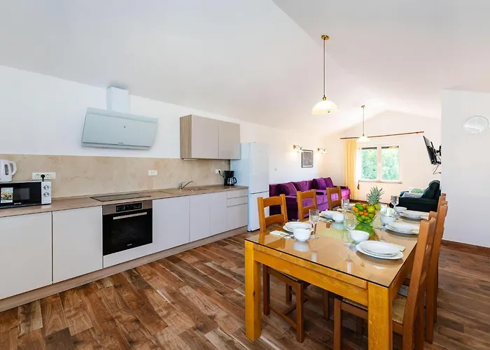 3 Bedroom Gorgeous In דירה *
