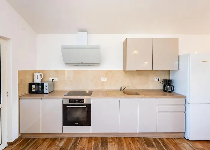 3 Bedroom Gorgeous In Apartman Seline