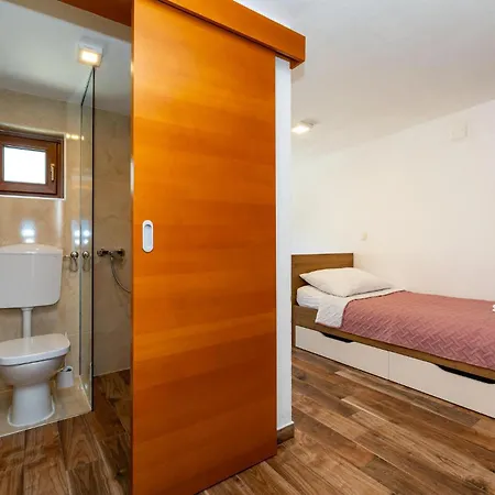 3 Bedroom Gorgeous In Appartement *