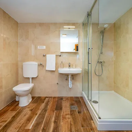 3 Bedroom Gorgeous In Appartement *