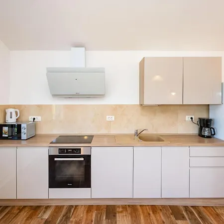 3 Bedroom Gorgeous In Appartement Seline